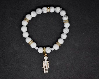 Pulsera de cuentas de cristal con dije de esqueleto de howlita calmante
