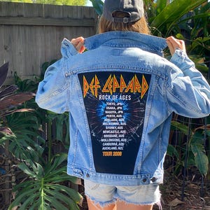 リーバイス製、1980年代風ダメージ加工、デフ・レパードのバンドパッチ付きデニムジャケット（アメリカ製）