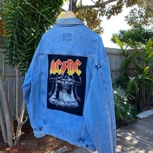 Chaqueta vaquera Cassuci vintage de los 90 – XL – Parche trasero de AC/DC "Hells Bells"