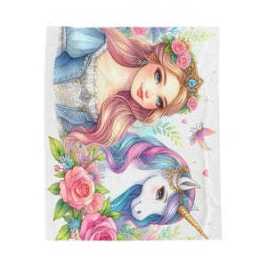 Può includere: Un'illustrazione digitale di una principessa con lunghi capelli rosa che indossa un abito blu e una corona, con un unicorno con criniera e coda arcobaleno dietro di lei. Lo sfondo è bianco con fiori e foglie.