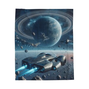 Puede incluir: Una nave espacial futurista con motores azules brillantes vuela a través de un espacio oscuro con un gran planeta azul y un sistema de anillos en el fondo.