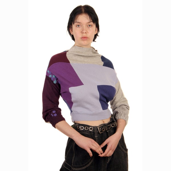 Upcycling Cropped Feinstrick Wollpullover mit Crewneck, Reworked, aus Second Hand erworbene Wollpullovern.