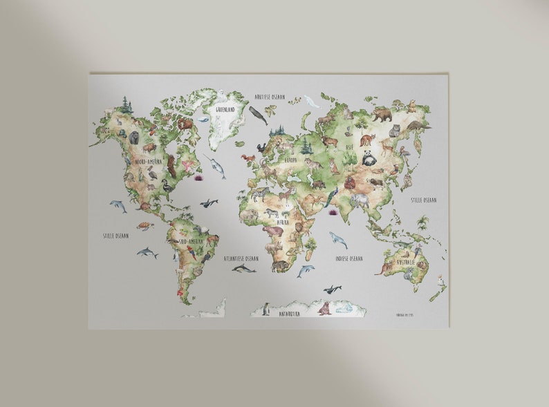 Op de afbeelding: Waterverf wereldkaart print met continenten in groen en bruin, met illustraties van dieren en zeedieren. De kaart bevat de namen van de oceanen en continenten. De print staat op een lichtgrijze achtergrond.
