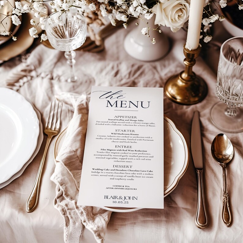 K&ouml;nnte beinhalten: Eine Hochzeitsmen&uuml;karte mit wei&szlig;em Hintergrund und schwarzem Text. Das Men&uuml; umfasst Vorspeisen, eine Vorspeise, ein Hauptgericht, ein Dessert, Kaffee und Tee sowie Digestif. Das Men&uuml; ist mit "The Menu" betitelt und ist f&uuml;r Blair & John am 10.05.25.