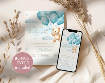 Puede incluir: Una invitación de baby shower azul y dorada con un osito de peluche sosteniendo globos. La invitación dice "¡Podemos esperar apenas!" para la llegada del bebé John. La invitación incluye un Evite de bonificación.
