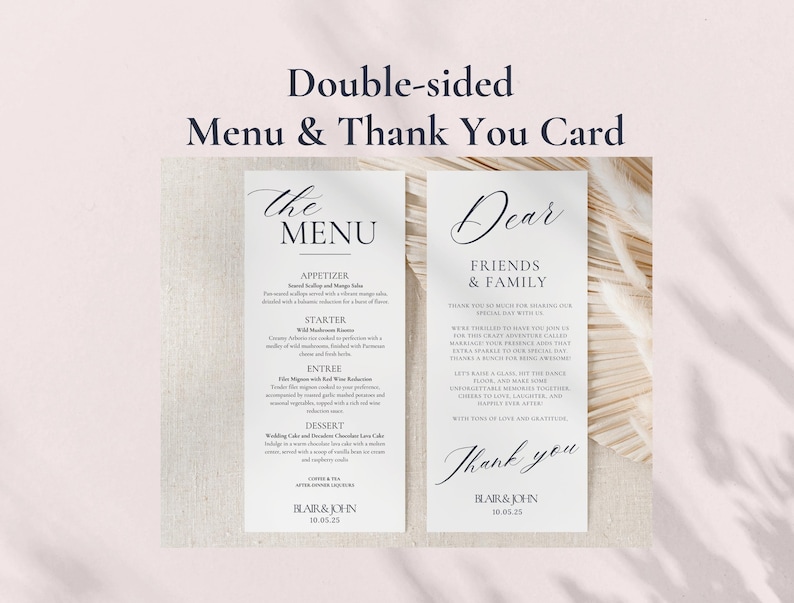 K&ouml;nnte beinhalten: Doppelseitige Hochzeitskarte mit Men&uuml; und Dankeskarte mit wei&szlig;em Hintergrund und beigefarbener Textur. Die Men&uuml;seite zeigt den Text "The Menu" in einer Schriftart mit schwarzem Rand. Die Dankeskarte zeigt den Text "Dear Friends & Family" in einer Schriftart mit schwarzem Rand. Beide Seiten enthalten den Text "Blair & John 10.05.25".
