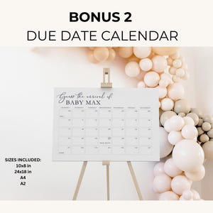 Puede incluir: Un calendario blanco con una cuadr&iacute;cula negra y el texto "Guess the arrival of Baby Max" impreso en &eacute;l. El calendario est&aacute; en un caballete de madera y est&aacute; rodeado de globos beige y blancos.