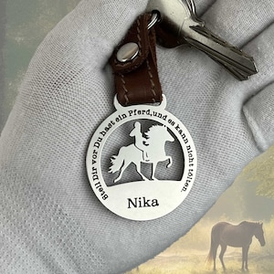 Personalizowany brelok z koniem | Niestandardowy metalowy brelok dla miłośników jazdy konnej | Prezent dla jeźdźców z możliwością personalizacji | Niepowtarzalny pomysł na prezent dla jeźdźca