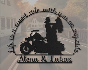 Plaque métallique Love on Wheels pour couple | Décoration murale en acier | Cadeau romantique pour motards partenaires | Personnalisable avec des noms | Spécial