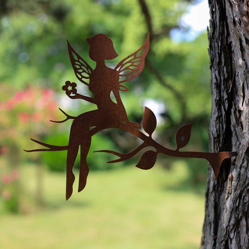 Handgemachter sitzender Fairy Tree Plug Rustikale Gartendekoration Handgefertigte Gartenkunst aus Cortenstahl Fantasie Outdoor Dekor Fee Ornament Bild 1