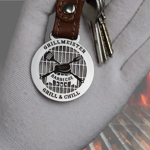 Gepersonaliseerde Barbecue Grill Master-sleutelhanger | Accessoire BBQ-ventilator | Cadeau op maat grillaccessoire | Metalen sleutelhanger voor grillliefhebbers