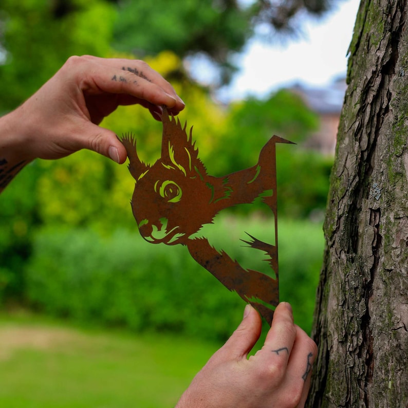 Prise d'arbre écureuil curieux Décoration de jardin en acier corten faite main Cadeau pour amoureux de la nature Charme rustique Décoration de jardin de grand-mère Pieux de jardin image 4