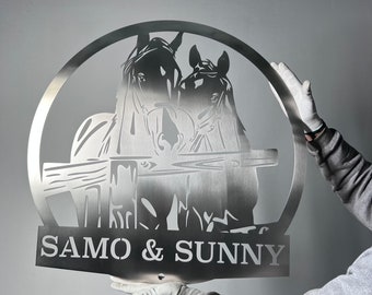 Zwei Pferde Custom Blechschild | Personalisierte Metallkunstwerk, das Pferdebegleiter feiert | Einzigartiges Reitgeschenk - Ideal für Pferdeliebhaber