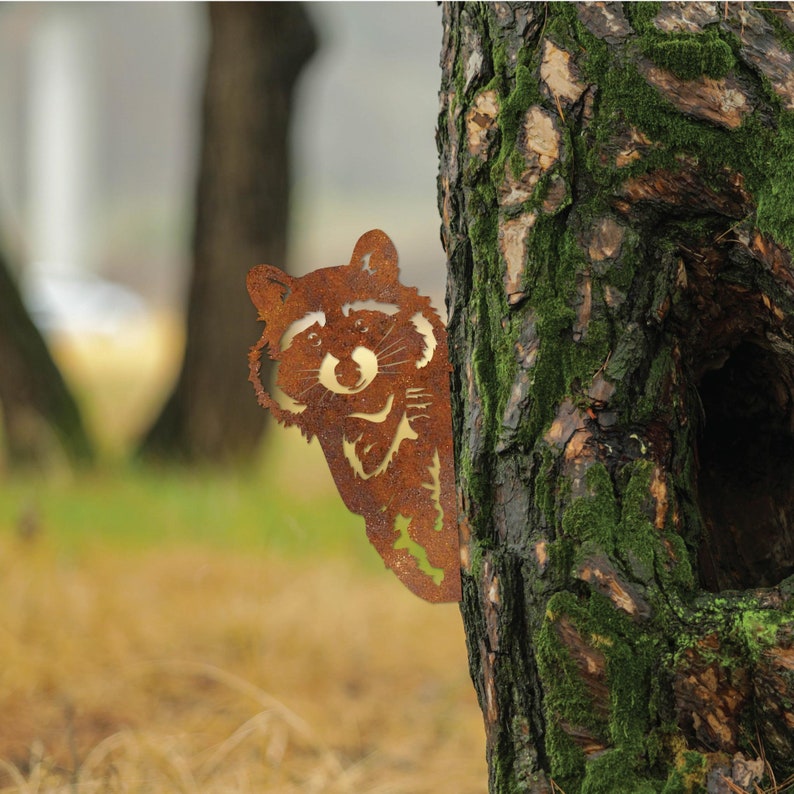 Baumstecker Waschbär Cortenstahl Wildtier-Dekor Handgefertigte Gartendekoration Ideales Geschenk für Naturliebhaber Rustikales Outdoor-Dekor Yard-Kunst Bild 1