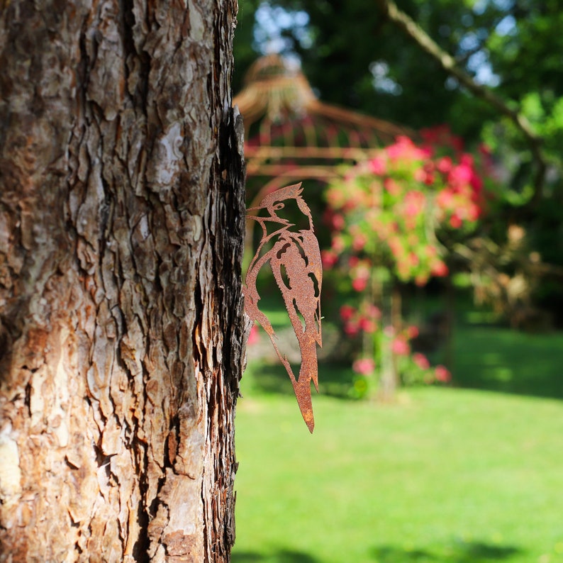 Corten Stahl Spechtbaumstecker Handgefertigte Garten Ornament Perfektes Geschenk für Vogelbeobachter Rustikales Outdoor Dekor Vogel Dekoration Bild 2