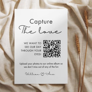 Puede incluir: Una tarjeta blanca con texto negro que dice "Capture The Love" y un código QR. El texto debajo del código QR dice "We want to see our day through your eyes!" y "Upload your photos to our online album so we don't miss out of any of the fun." El texto en la parte inferior dice "Willian Ana".