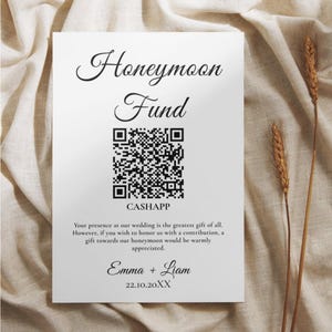 Puede incluir: Una tarjeta blanca con las palabras "Honeymoon Fund" en escritura elegante. Un código QR y la palabra "CASHAPP" están debajo. La tarjeta incluye un mensaje sobre regalos de boda y los nombres "Emma + Liam" con la fecha 22.10.20XX.