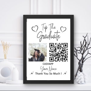 Może przedstawiać: Czarno-biały znak do wydrukowania z tekstem "Tip the Graduate" i dwoma sercami. Znak zawiera również kod QR i zdjęcie osoby w czapce i szacie absolwenta. Tekst "CashApp Your Name Thank You So Much!" jest również zawarty.