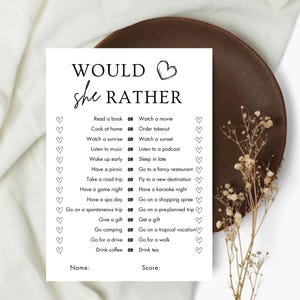 Könnte beinhalten: Ein druckbares "Would She Rather"-Spiel mit 14 Fragen. Jede Frage hat zwei Optionen, und die Spieler wählen die Option, von der sie denken, dass die betreffende Person sie bevorzugen würde. Das Spiel ist so konzipiert, dass es Spaß macht und für Partys oder Zusammenkünfte geeignet ist.