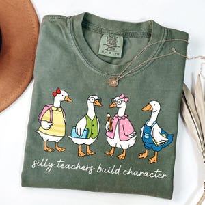 Camiseta Comfort Colors Silly Teacher Goose, Camiseta Silly Goose Teacher, Camiseta de volta às aulas, Presente de agradecimento ao professor, Presente engraçado para professor