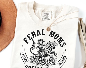 Feral Moms Social Club Grafik T-Shirt, Komfort Farben Vintage T-Shirt