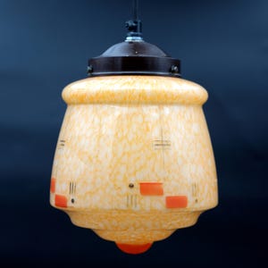 Prachtige pastelkleurige Art Deco hanger met originele bakelieten kaphouder