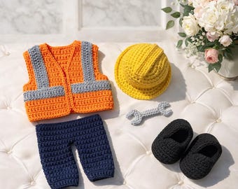 Patrón PDF de traje de construcción para bebé a crochet, disfraz de trabajador recién nacido, chaleco, pantalones, casco y botas de amigurumi.