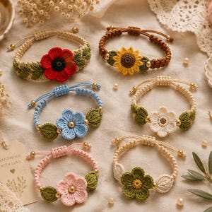 K&ouml;nnte beinhalten: Eine Sammlung handgefertigter H&auml;kelarmb&auml;nder mit floralen Designs. Jedes Armband zeigt eine andere Blume, darunter eine rote Mohnblume, eine gelbe Sonnenblume, eine blaue Blume, eine wei&szlig;e Blume, eine rosa Blume und eine gr&uuml;ne Blume, mit goldenen Akzenten und gr&uuml;nen Bl&auml;ttern.