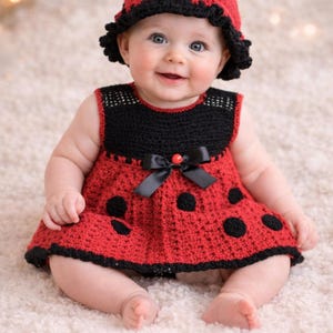 Può includere: Un set di tre tazze in ceramica con finitura opaca e macchiettata. Le tazze sono nei toni del crema, grigio chiaro e grigio scuro. Ogni tazza ha un design semplice e minimalista, perfetto per caffè o tè.