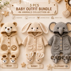 Könnte beinhalten: Dreiteiliges Baby-Outfit-Set mit Häkeldesigns von Bär, Hase und Elefant. Jedes Outfit enthält einen Kapuzen-Overall und passende Babyschuhe. Die Outfits sind handgefertigt und weich, mit den Worten "Baby Outfit Bundle" und "Animals Collection" auf einem Holzschild.