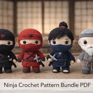 Peut inclure: Quatre figurines de ninja au crochet faites à la main, en noir, rouge, bleu et gris, chacune avec une tenue et des accessoires uniques. Les figurines sont exposées sur une surface en bois. Le texte en bas indique "Ninja Crochet Pattern Bundle PDF".