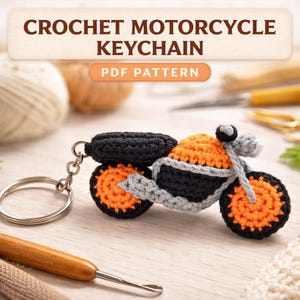 Op de afbeelding: Een gehaakte motorfiets sleutelhanger in zwart, oranje en grijs, met een zilveren sleutelhanger. De sleutelhanger is een miniatuur replica van een motorfiets. De afbeelding bevat ook de tekst "CROCHET MOTORCYCLE KEYCHAIN PDF PATTERN".