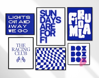 Op de afbeelding: Een verzameling van zes ingelijste kunstprints met een racethema. De prints bevatten gedurfde blauwe en witte tekst en afbeeldingen, waaronder zinnen als "LIGHTS OUT AND AWAY WE GO" en "SUNDAYS ARE FOR F1."