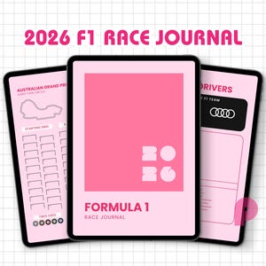 Może przedstawiać: Trzy czarne tablety wyświetlające różowy dziennik wyścigów Formuły 1. Centralny tablet zawiera tekst "2026 F1 RACE JOURNAL" i "FORMULA 1 RACE JOURNAL". Pozostałe tablety pokazują szczegóły wyścigu, w tym siatkę startową i informacje o kierowcach.