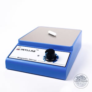 Könnte beinhalten: Ein blauer Magnetrührer mit einem weißen Rührstab auf der Oberfläche. Der Rührer hat einen schwarzen Knopf zur Geschwindigkeitsregelung und den Text "INTLLAB™ Magnetic Stirrer" auf der Vorderseite.