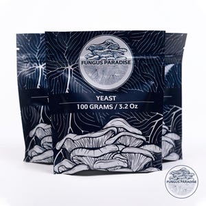以下が含まれることがあります： キノコのデザインと「FUNGUS PARADISE」と「YEAST 100 GRAMS / 3.2 Oz」の文字が書かれた青と白のポーチ。