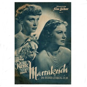 Può includere: Poster cinematografico vintage nei toni del blu e del bianco, raffigurante due donne. Il titolo "Die Reise nach Marrakesch" è ben visibile, insieme al testo "Illustrierte film-Bühne" e "Ein Richard Eichberg-Film."