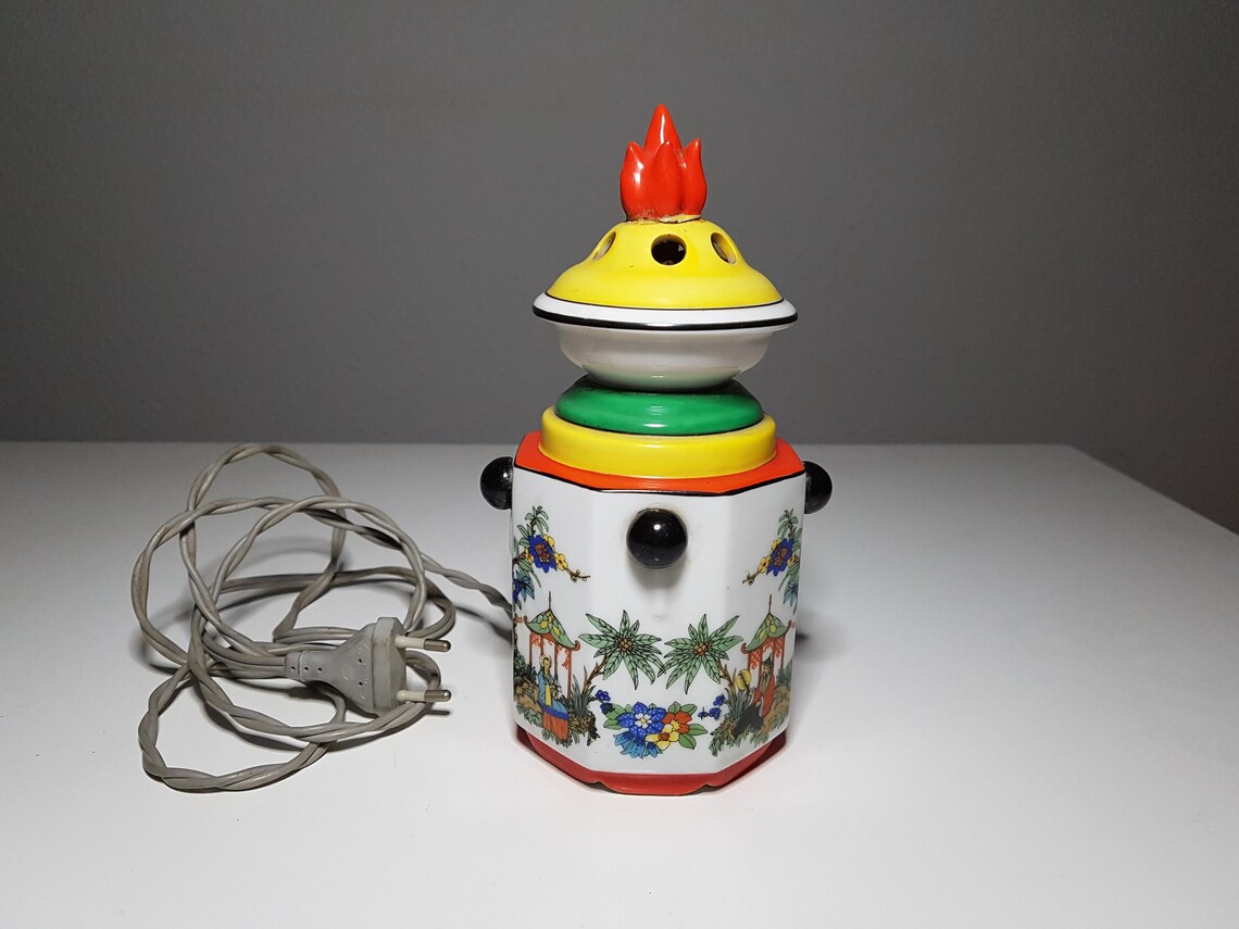 Vintage DDR Rauchverzehrer Porzellan Pagode 70er Jahre, Mid Century Teehaus Lampe, Perfekter Zustand Funktionstüchtig 20cm, Geisha Duftlampe, foto 1 di 5