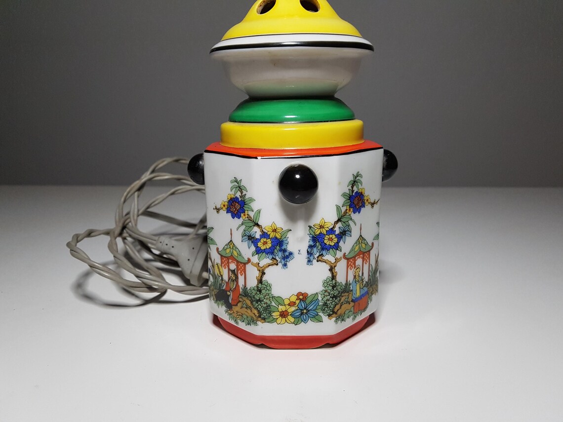 Vintage DDR Rauchverzehrer Porzellan Pagode 70er Jahre, Mid Century Teehaus Lampe, Perfekter Zustand Funktionstüchtig 20cm, Geisha Duftlampe, foto 4 di 5