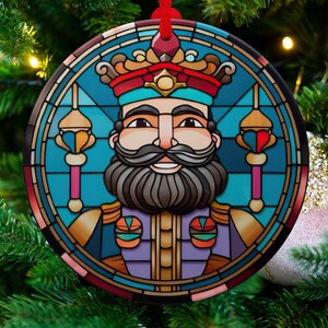 Quebra-nozes de Natal sorridente, enfeite de vitral falso, enfeite de quebra-nozes, visual antigo, retrô, cores vibrantes, etiqueta de presente, decoração de mesa
