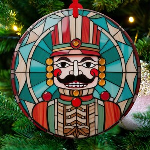 Quebra-nozes de Natal antiquado, ornamento de vitral falso, visual antigo, retrô, cores vibrantes, porta-cartões, enfeite de presente