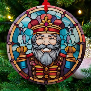 Quebra-nozes de Natal sorrindo, enfeite de vitral falso, enfeite de Natal, enfeites, visual antigo, retrô, cores vibrantes, etiqueta para presente