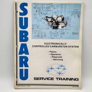 Könnte beinhalten: Ein blaues und weißes Service-Schulungshandbuch für das elektronisch gesteuerte Vergasersystem von Subaru. Das Handbuch enthält Diagramme, Illustrationen und Text, der die Theorie, den Betrieb, die Diagnose und die Wartung des Systems erklärt. Das Cover zeigt das Subaru-Logo und den Text "Service Training".