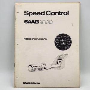 Könnte beinhalten: Ein Vintage SAAB 900 Geschwindigkeitsregelung Handbuch. Das Cover zeigt den Text "Speed Control" und "SAAB 900". Es enthält eine Abbildung eines Tachometers und eines Steuerhebels. Das Handbuch ist in Schwarz auf cremefarbenem Hintergrund gedruckt.