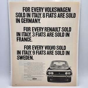 Puede incluir: Anuncio publicitario vintage de coches Fiat. El anuncio compara las ventas de Fiat con las de otras marcas de automóviles en Europa. Un coche Fiat negro aparece en la parte inferior derecha. El texto principal dice: "Por cada Volkswagen vendido en Italia, se venden 8 Fiat en Alemania."