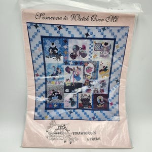 以下が含まれることがあります： パッチワークデザインのパッケージ化されたキルトキット。キルトは、星のアクセントと「Someone to Watch Over Me」のテキストが付いた青と白のボーダーが特徴です。パッケージには「Strawberries & Cream」のテキストも含まれています。