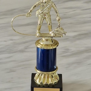 Gepersonaliseerde visserstrofee van 20 cm met witmarmeren voet. Ideaal bureau-item, verzamelobject, hengel-/visprijs of trofee