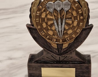 Trofeo per freccette personalizzato in resina fusa pesante da 14 cm. Ideale come premio, oggetto da scrivania o soprammobile.