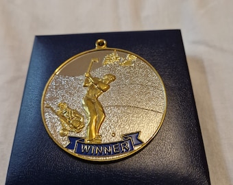 Medalla de golf de 70 mm de grosor para el ganador, presentada en una caja personalizada.