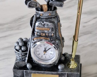 Orologio da golf personalizzato, realizzato a mano, con portapenne e penna. Ideale come trofeo da golf, regalo di compleanno, Natale o qualsiasi altra occasione per un amante del golf.